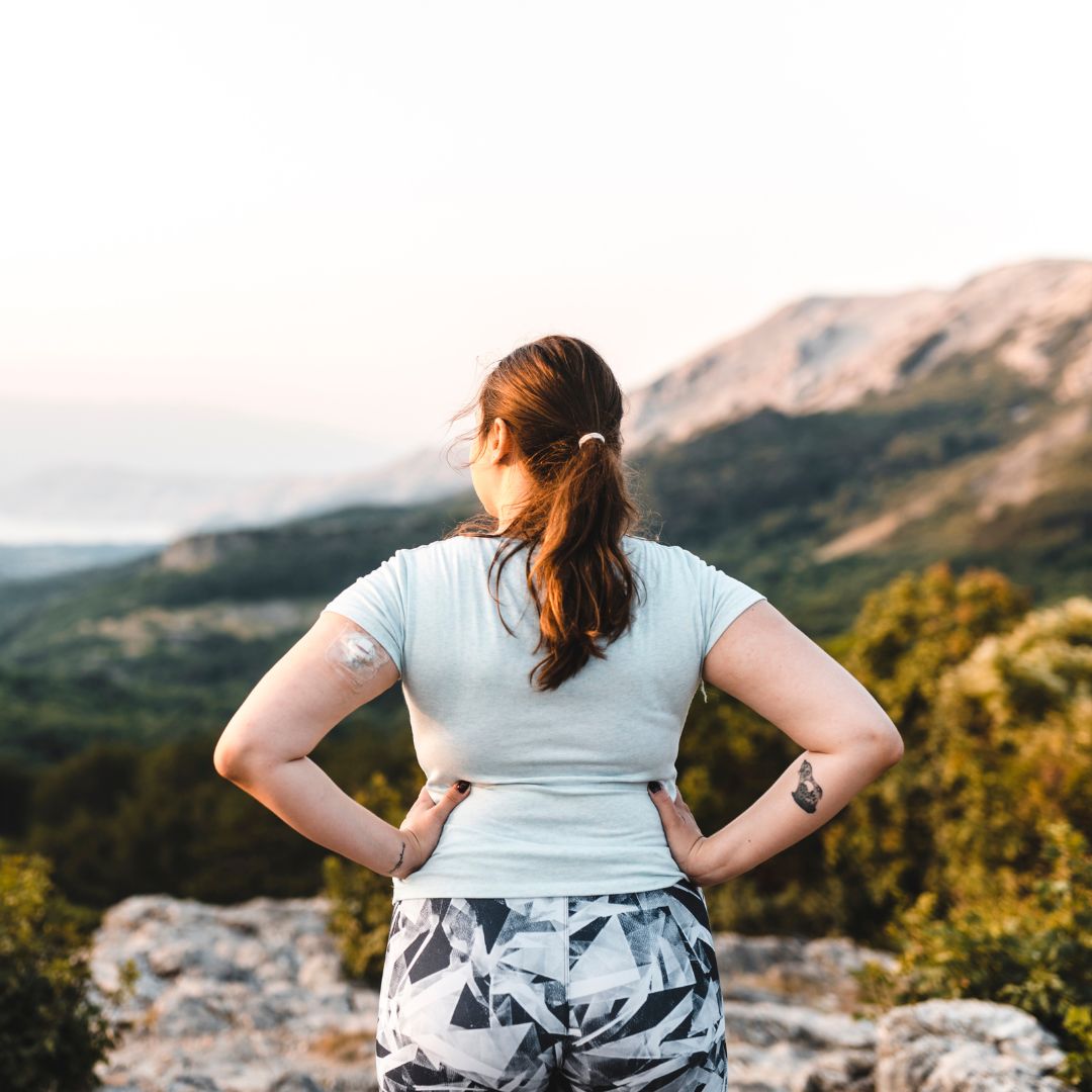 man experiencing migraine